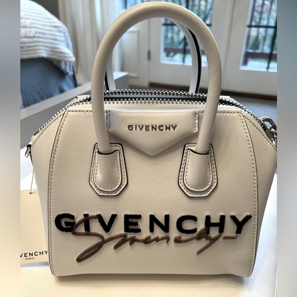 NWT and dust bag Givenchy Signature Antigona Leather bag in white - Picture 2 of 6